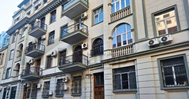 Историческое здание в Баку приводят в первозданный вид фото