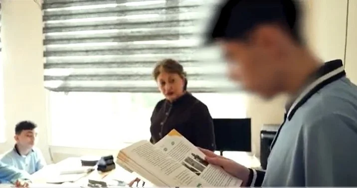 Rus bölmələrində nə baş verir? Azərbaycan dilində üzündən oxuya bilmir