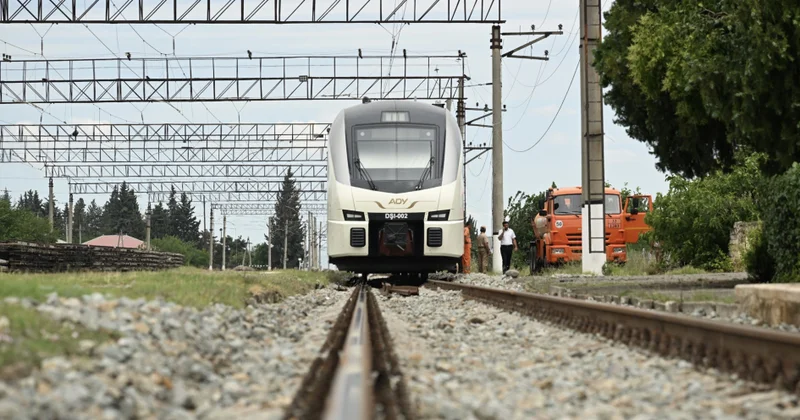 Kürdəmirdə DƏHŞƏT: Qatarın üzərindən keçmək istəyən məktəblini “tok” vurdu