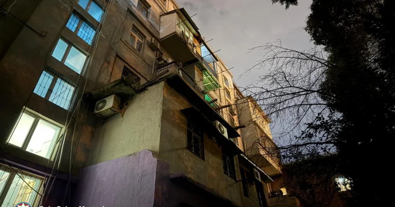 Bakıda yaşayış binasının daxili fasadında özbaşına artırma işləri dayandılıb