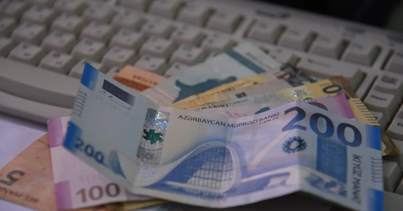 Elmi işçi 400 450 manat maaş alırsa.. İnstitut direktoru