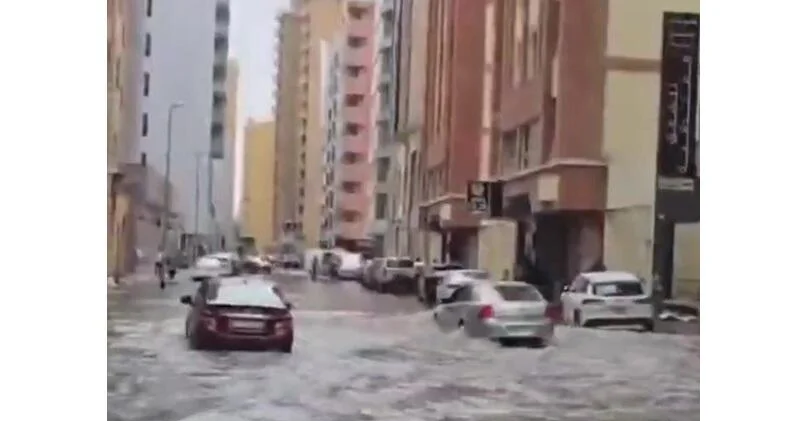 Проливные дожди привели к наводнениям в ОАЭ отменены сотни рейсов ВИДЕО