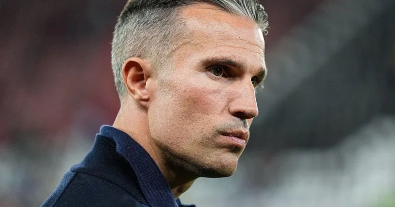 “Feyenord” tribunalarında istefa səsləri: Van Persinin taleyi sual altındadır