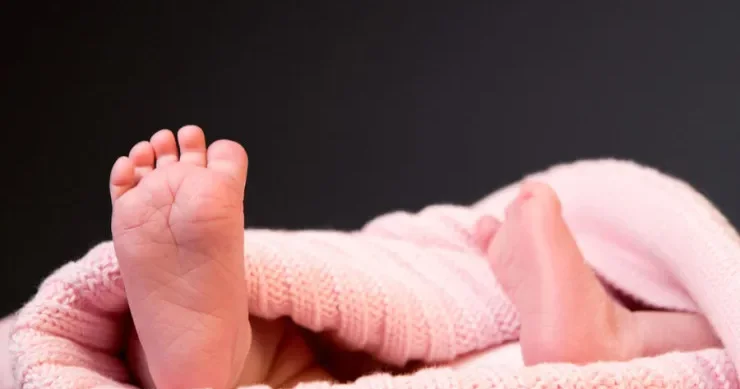 Ana yeni doğulmuş körpəsini bıçaqlayıb öldürdü