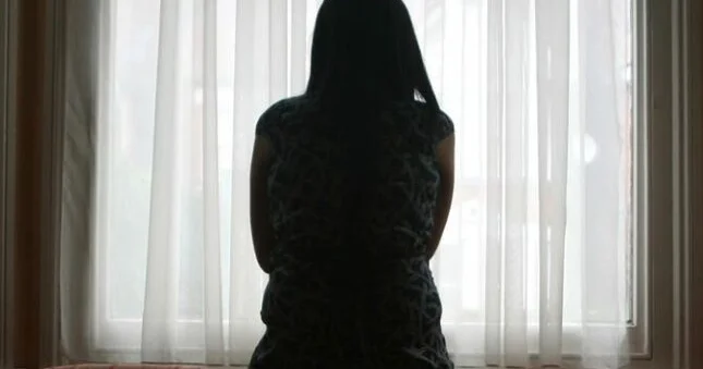 Sevgilisini bıçaqlayan qısqanc qadın məhkəmə zalından azadlığa buraxıldı