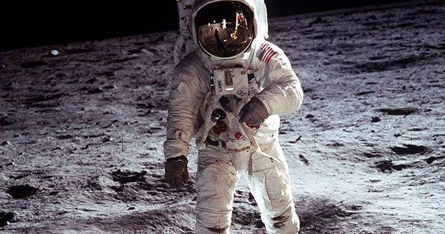 Tramp amerikalı astronavtlara 2028 ci ilə qədər Ay səthinə yenidən enməyi əmr edib