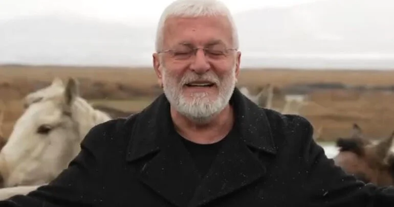 Klip çəkilişi zamanı məşhur müğənnini at vurdu VİDEO