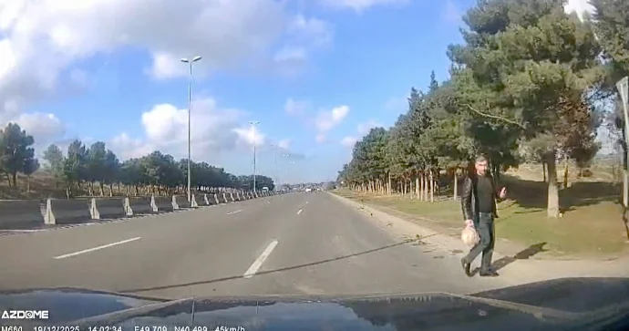 Başı telefona qarışan piyada yolu istədiyi yerdən keçərək təhlükə yaratdı VİDEO