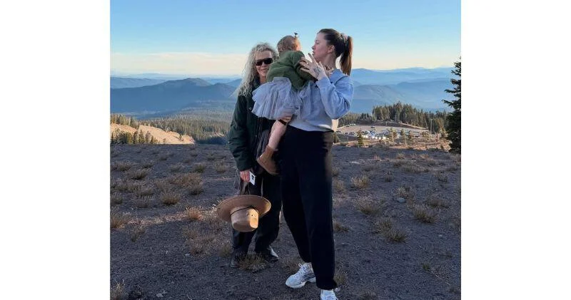 Ким Бейсингер снялась с дочерью и внучкой в горах