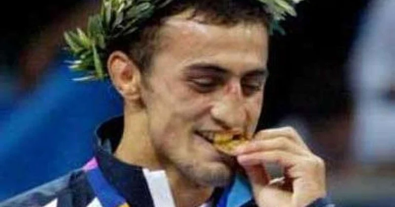 Olimpiya çempionundan qayda pozuntusu Maşını əks istiqamətdə saxladı FOTO