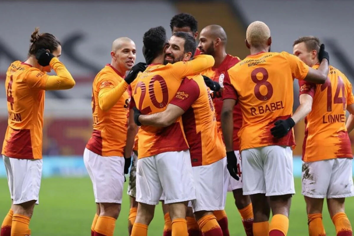 Qalatasaray bu futbolçu ilə yollarını ayırır FOTO