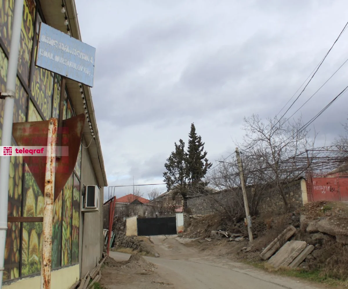 Gürcüstanda 20 Yanvar şəhidinin adını daşıyan küçə Nömrəsiz evlər, köhnəlmiş lövhələr