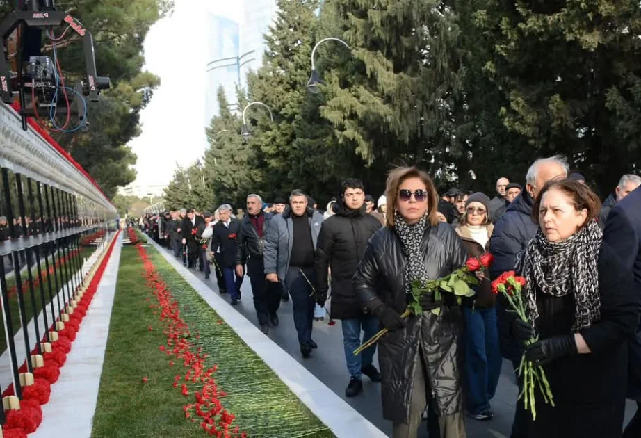 Ailə, Qadın və Uşaq Problemləri üzrə Dövlət Komitəsinin kollektivi Şəhidlər xiyabanını ziyarət edib AZƏRTAC