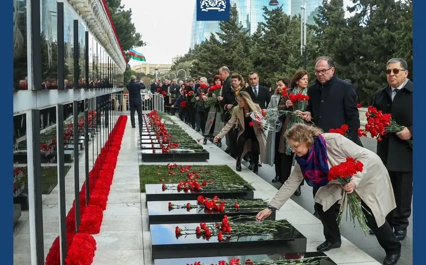 525 ci qəzet Niderland səfiri Şəhidlər xiyabanında 20 Yanvar qurbanlarının xatirəsini yad edib