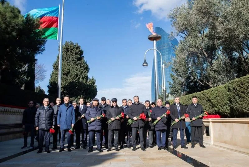 ADY kollektivi Ümumxalq Hüzn Günü ilə əlaqədar Şəhidlər xiyabanını ziyarət edib.