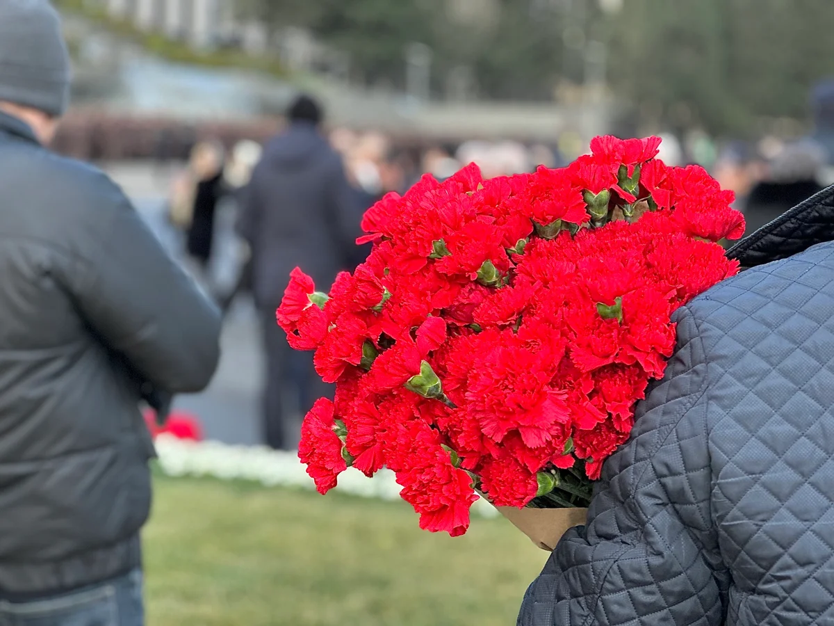 20 января в Баку: траур, гвоздики, слезы ФОТО Зеркало.az