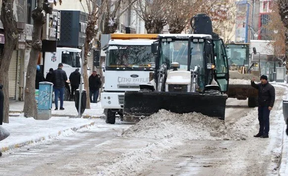 Qar səbəbindən 255 yaşayış məntəqəsinin yolu bağlandı