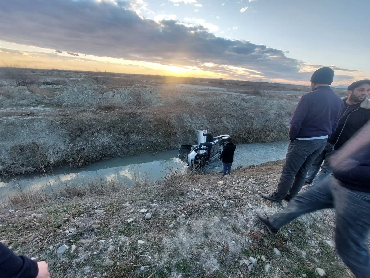 Minik avtomobili çaya aşdı FOTO/VİDEO