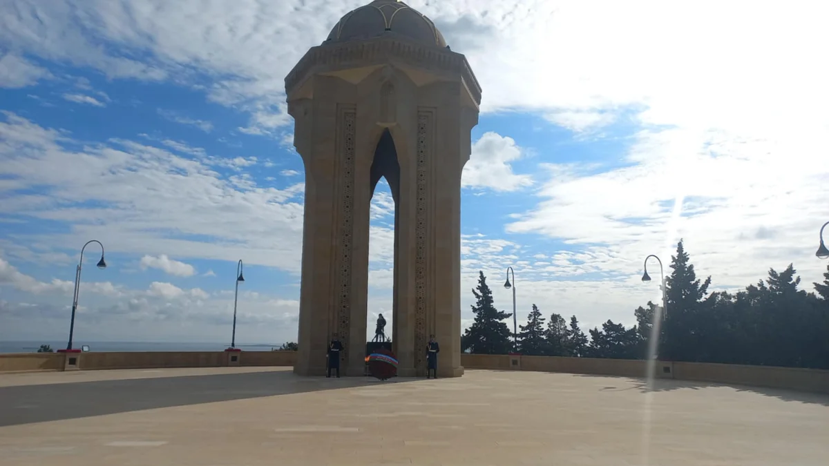 Şəhidlər xiyabanına xalq ziyarəti: Azərbaycan onlara minnətdardır FOTOLAR