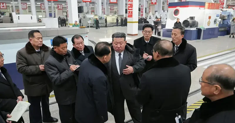 “Məsuliyyətsiz və səriştəsiz idarəetmə” Kim Çen In zavodun işindən narazı qaldı