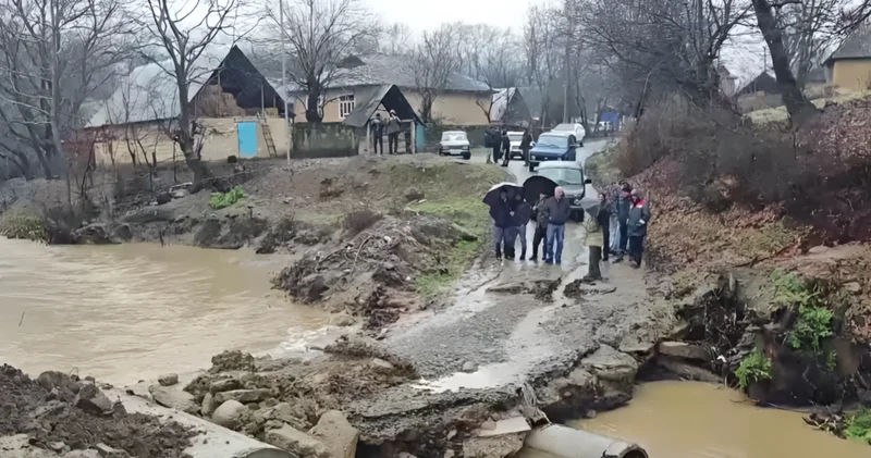 Vənlik kəndində körpü qəzalı vəziyyətə düşüb: Sakinlər çarəsiz durumda qalıblar