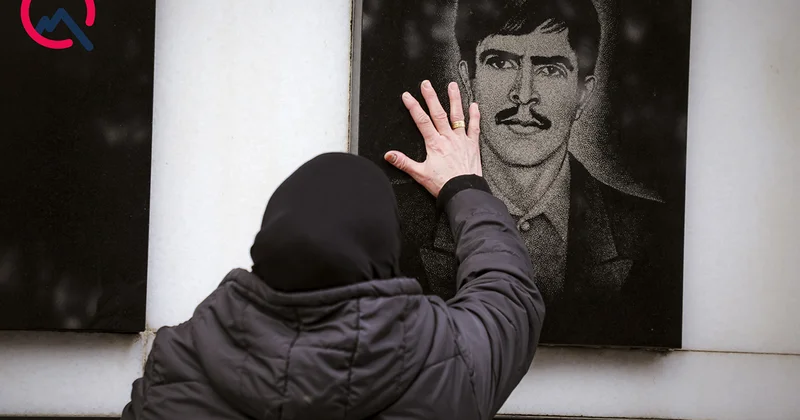 Kiri, qara paltarlı qadın... Fotolar