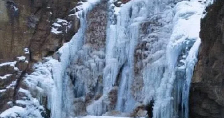 В Дашкесане замёрз водопад