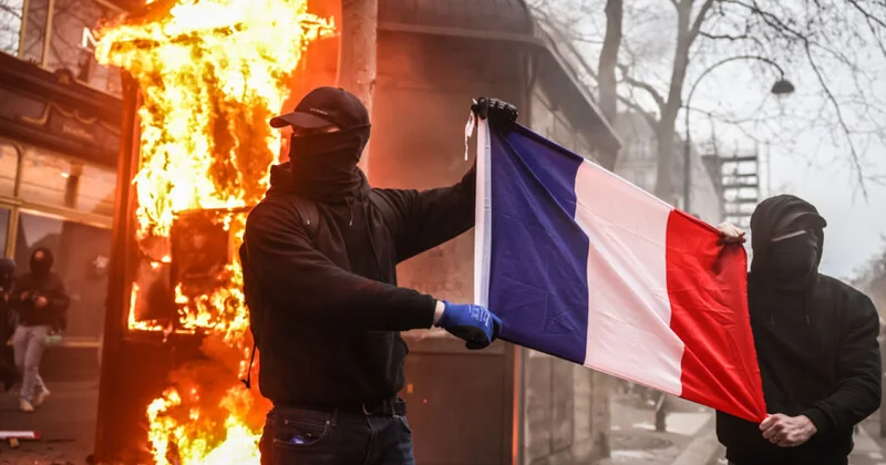 На пути к руинам, нестабильности и долгам нече на зеркало пенять...