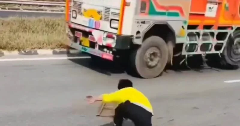 В Индии массово сбивают с дороги грузовики ВИДЕО