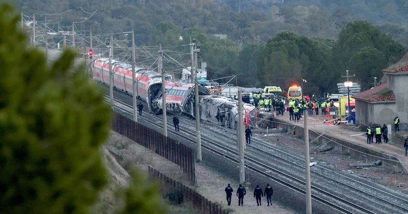 В Каталонии пригородный поезд столкнулся с обрушившейся подпорной стеной