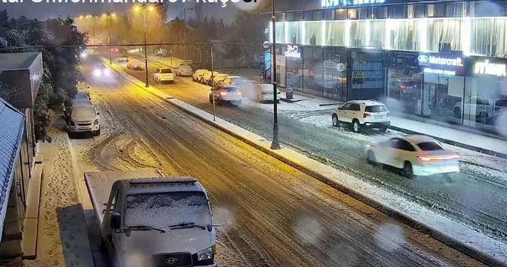 На улицах Баку из за снегопада затруднено движение транспорта