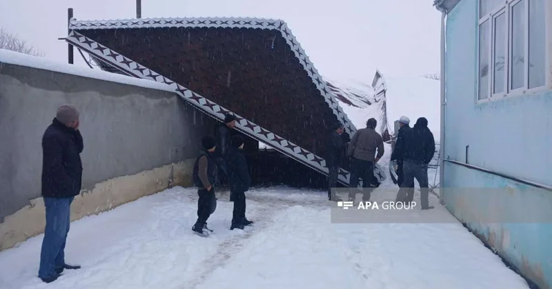 Güclü qar dağıntıya səbəb oldu Talvar çökdü, iki avtomobil altında qaldı FOTO