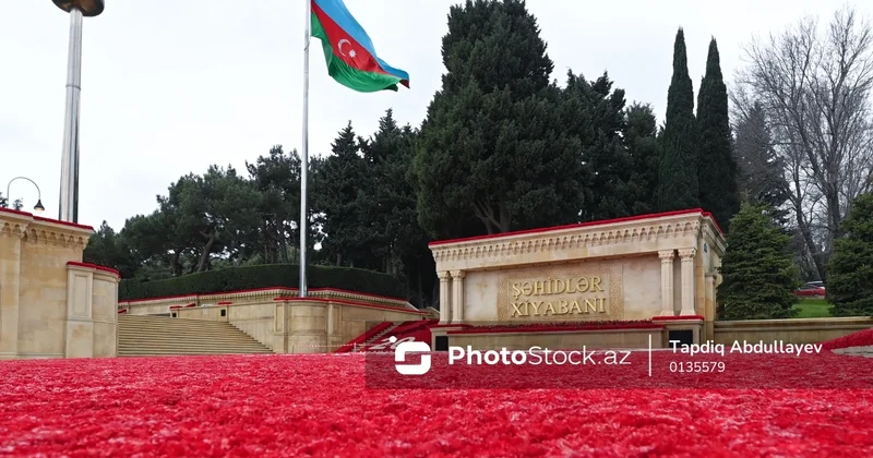 Azərbaycan xalqı 20 Yanvar şəhidlərinin məzarlarını ziyarət edir