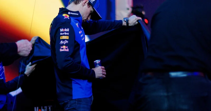 Ferstappen boliddə gözlənilməz detalı dərhal gördü VİDEO