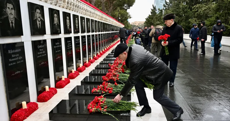 Yeni Azərbaycan Partiyasının nümayəndələri Şəhidlər xiyabanını ziyarət ediblər