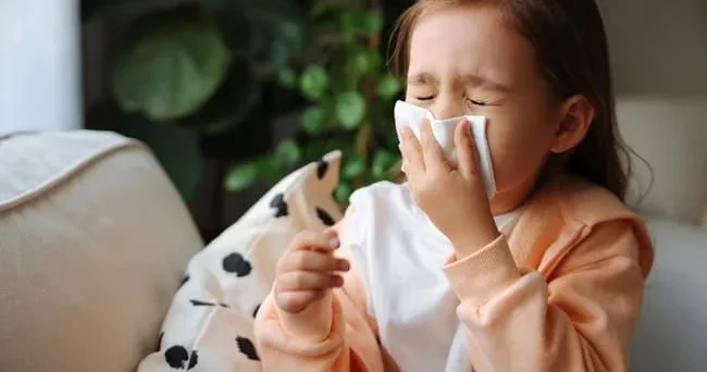 Uşaqlar arasında səssiz təhlükə Soyuqdəymə ilə qarışdırılan xəstəlik