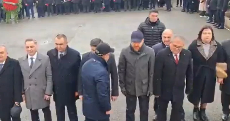 Сын Эрдогана на Аллее шехидов в Гяндже видео