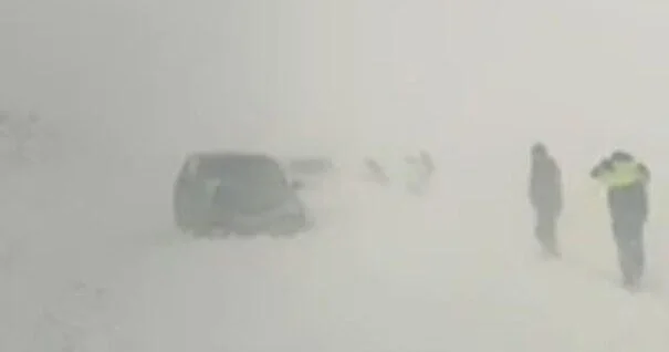 В Гобустане дорогу замело снегом ВИДЕО