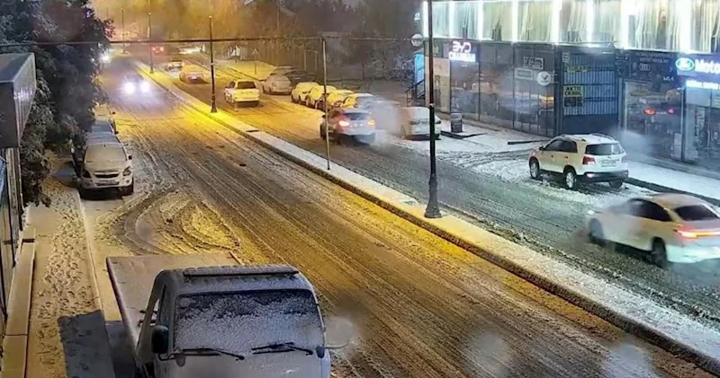 DİN: Paytaxtda bəzi küçələrdə nəqliyyatın hərəkəti çətinləşib (FOTOLAR)