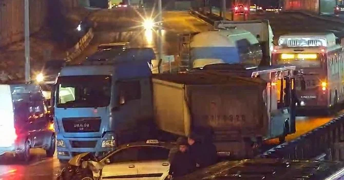 Kənar dairəvi yolda buzlaşma səbəbindən nəqliyyatın hərəkətində çətinlik yaranıb