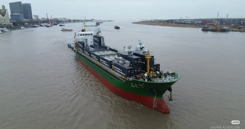 Çin dənizə xeyli sayda silahla yüklənmiş unikal döyüş gəmisi çıxardı