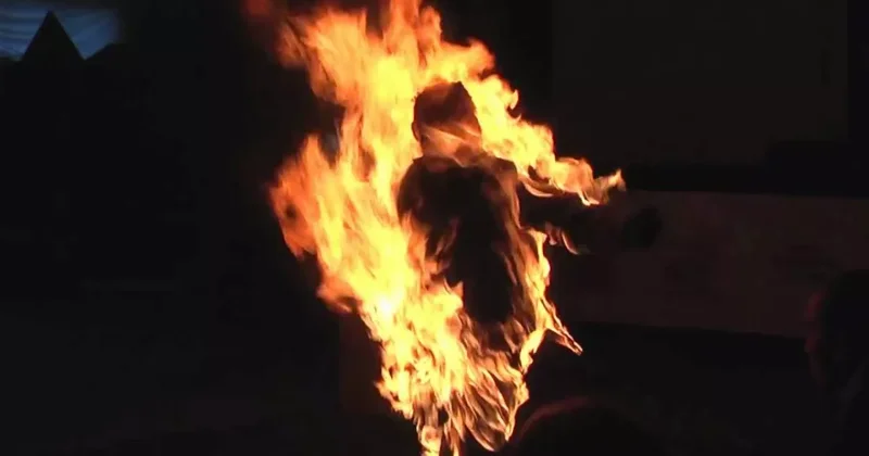 В России подростки подожгли подругу: ВИДЕО