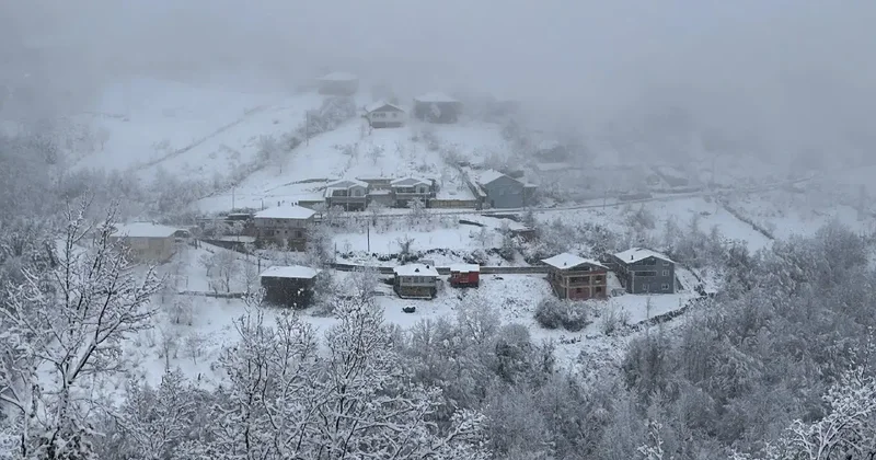 Qazaxda qar evin talvarını çökdürdü: Chevrolet lər yararsız hala düşdü FOTOlar
