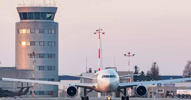 Аэропорты в Польше приостанавливали работу из за атаки РФ на Украину