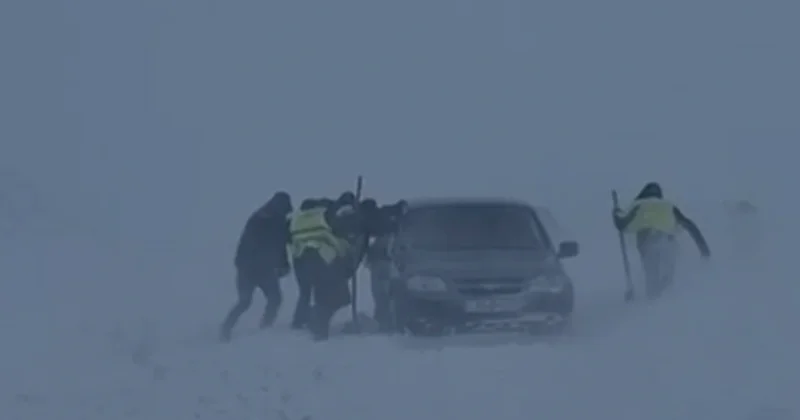 Qarlı hava şəraiti ölkədə sürücülərə gərgin anlar yaşadır