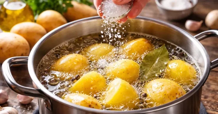 Kartofu nə vaxt duzlamaq lazımdır? Dadı dəyişdirən qayda