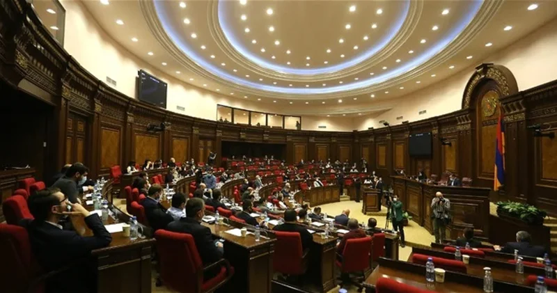 Оппозиция в парламенте Армении поддержала проект провластного депутата по армии