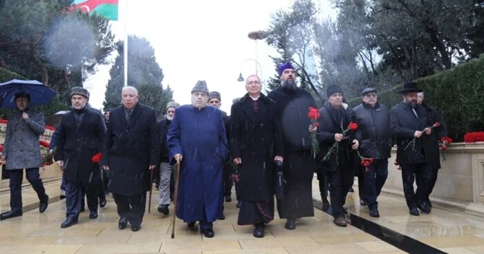 Şeyxə Şəhidlər Xiyabanında bu sualı vermək ayıbdır Video