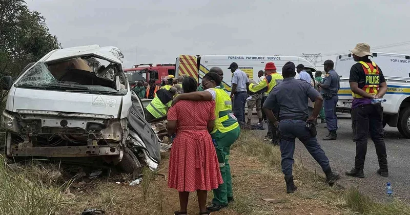 Məktəb avtobusu ilə yük maşını toqquşdu Ən azı 14 uşaq həlak oldu
