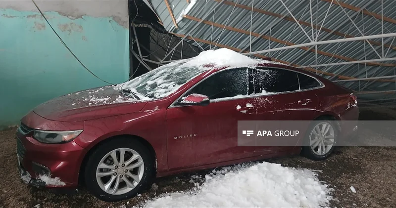 В Газахе под тяжестью снега обрушился навес, повредив автомобили ФОТО